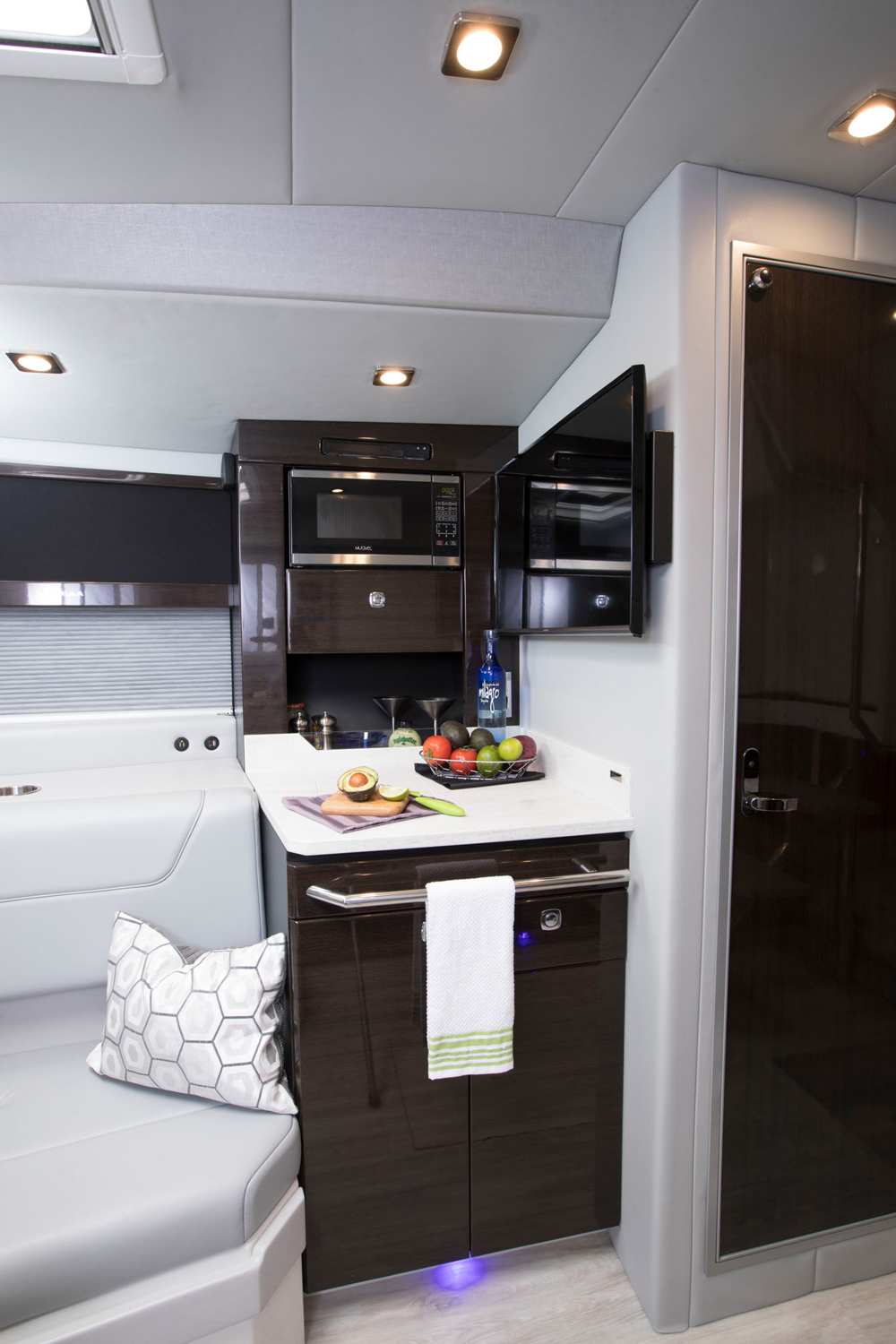Formula Boat kitchen