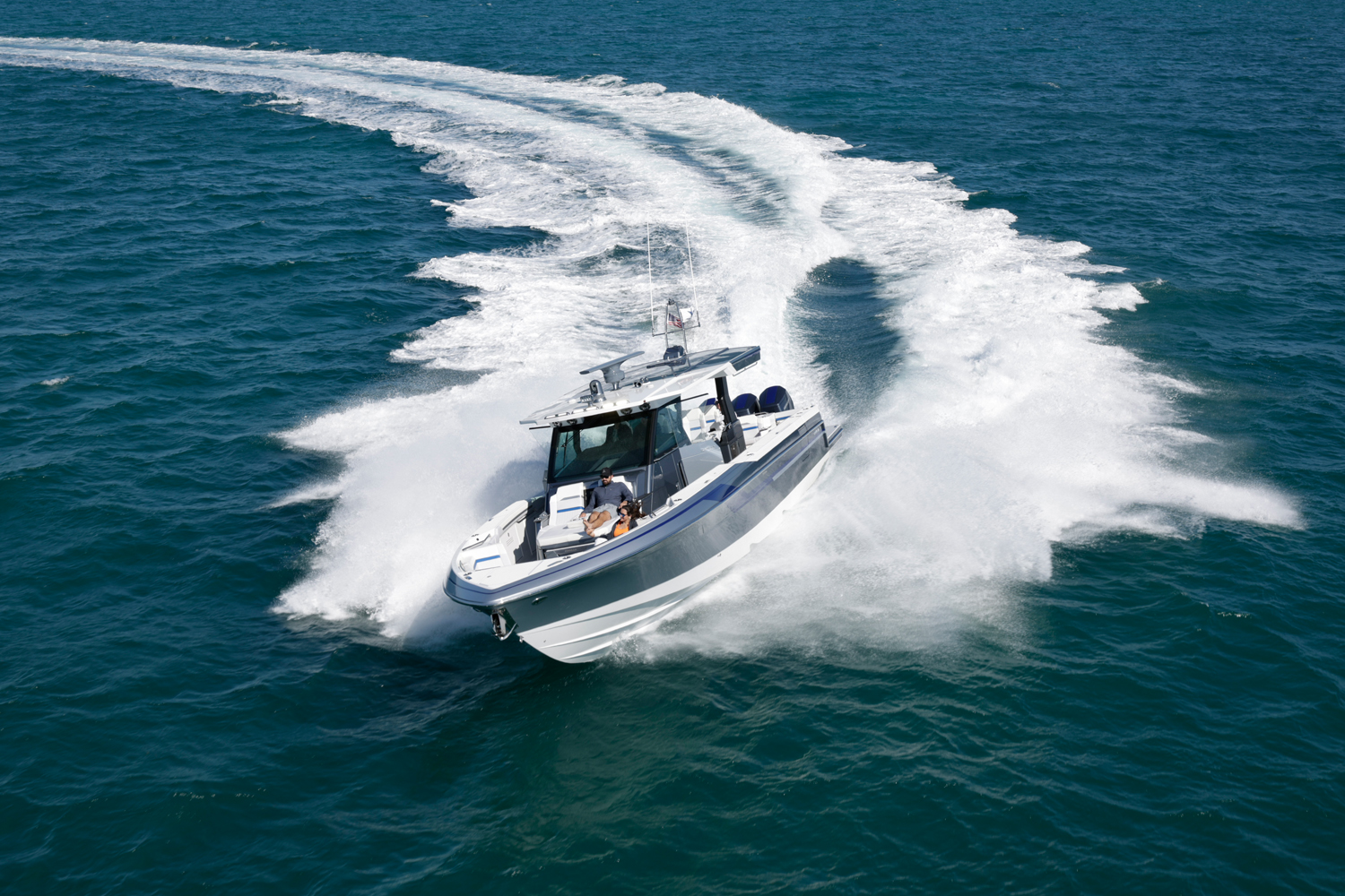 a boat is going through the ocean at high speed
