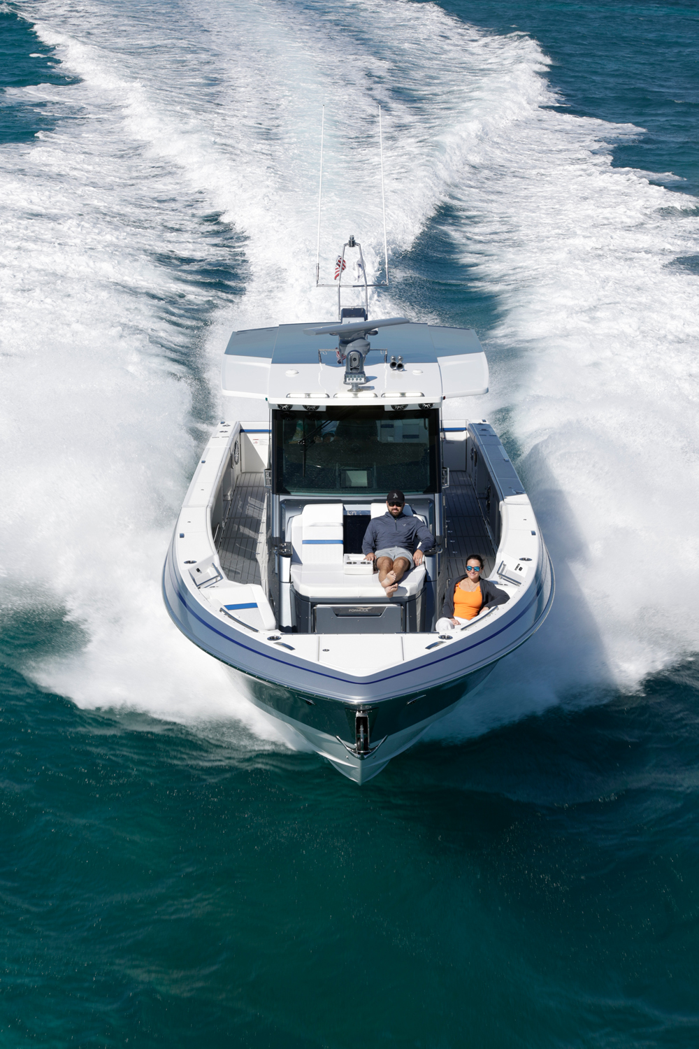 a boat with two people on it is going through the water